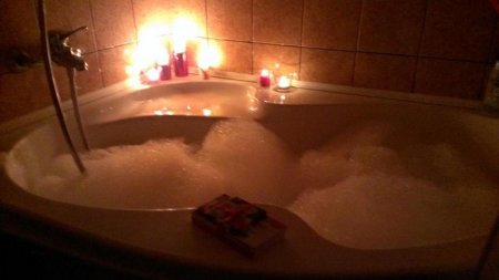 Ванна с пеной и свечами