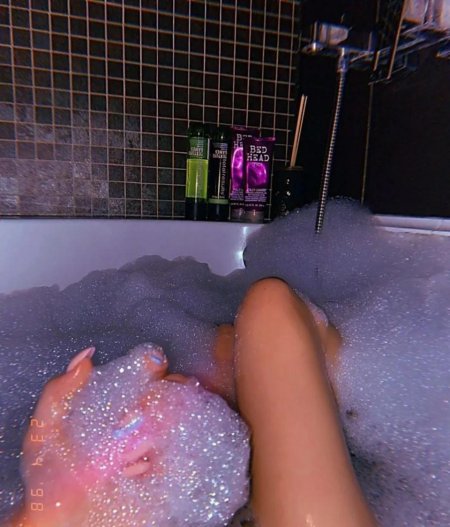 Ножки девушки в ванной