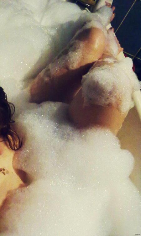 Красивая девушка в ванной