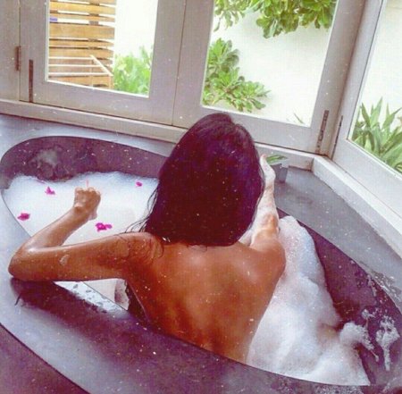 Красивая девушка в ванной