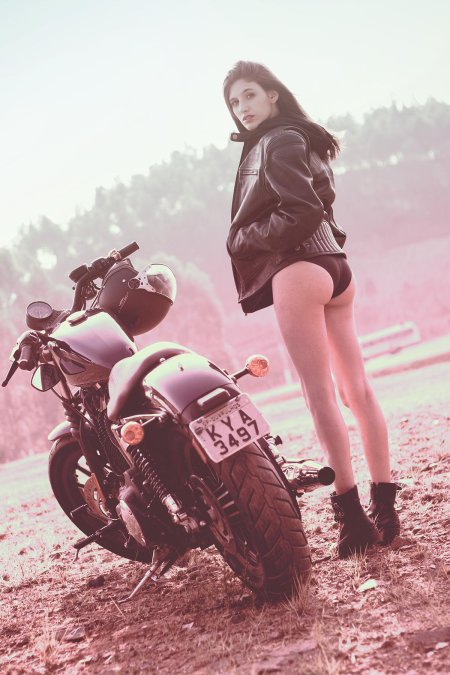 Девушка на мотоцикле фото
