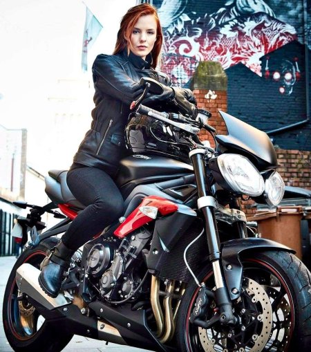 Рыжая девушка на мотоцикле
