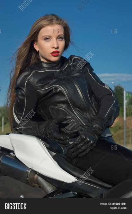 Девушка в кожанке на мотоцикле