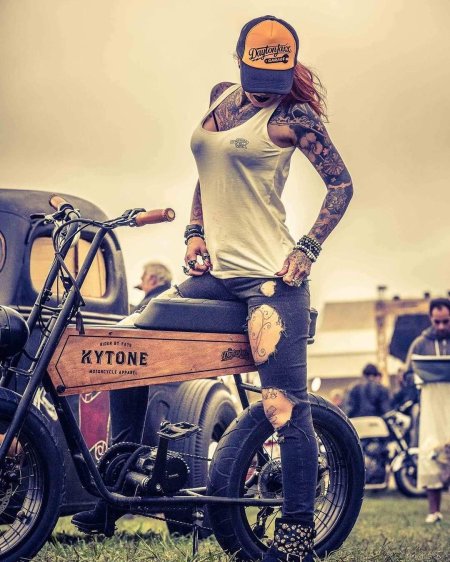 Девушка байкер