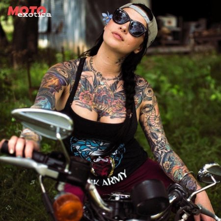 Татуированная девушка на мотоцикле