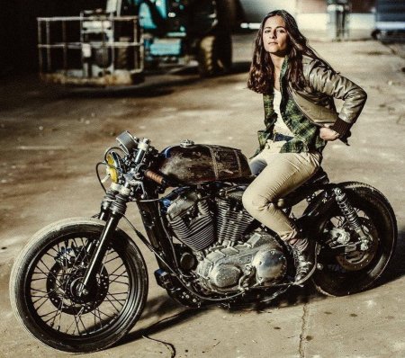 Девушка на кафе рейсер