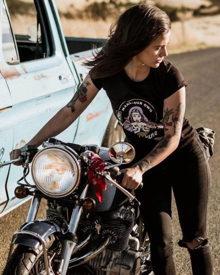 Девушка байкер