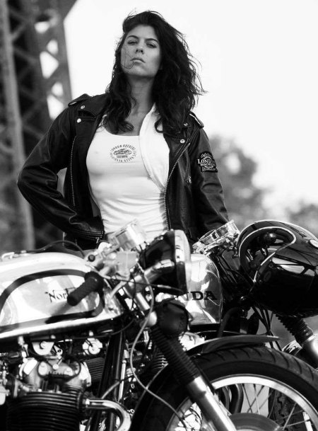 Девушка байкер