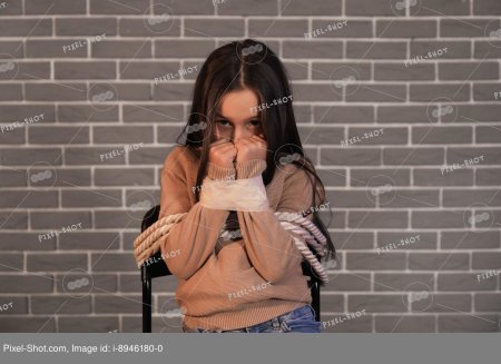 Связанные женщины