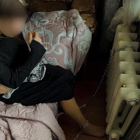 Привязал к батарее