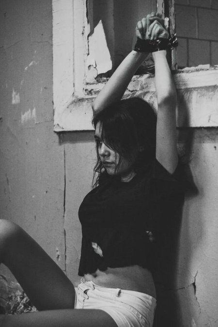 Связанные девочки