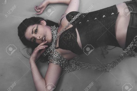 Красивая брюнетка