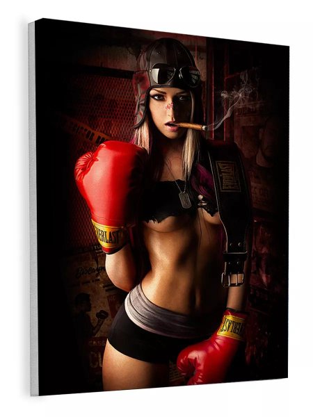 Девушка в боксерских перчатках