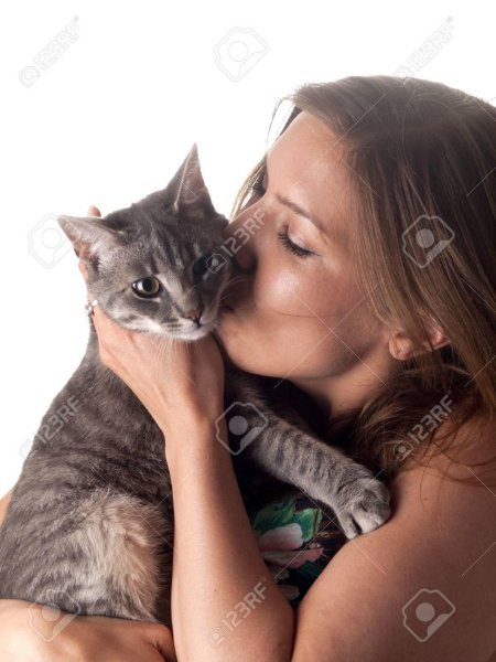 Девушка с котом на руках