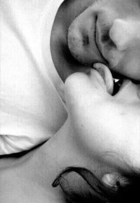 Нежный поцелуй в шею