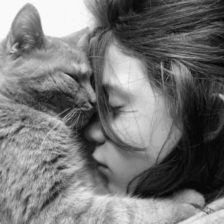 Девушка обнимает кошку