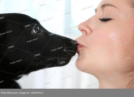 Девушка целует собаку