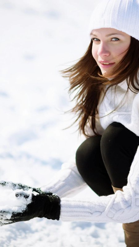 Девушка в снегу