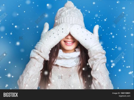 Девушка в варежках