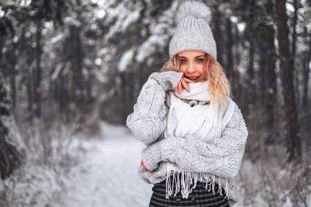 Зимняя фотосессия в лесу девушек