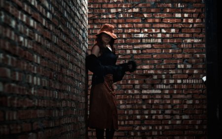 Фотосессия у кирпичной стены