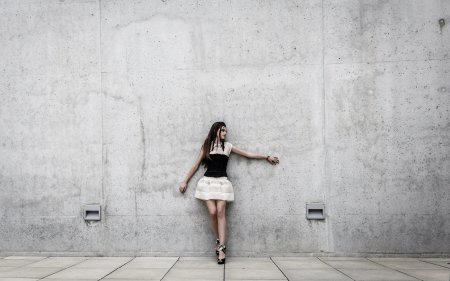 Девушка у стены
