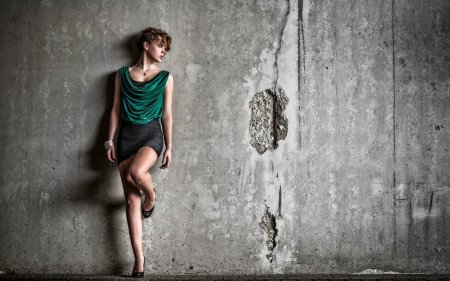 Женщина у стены