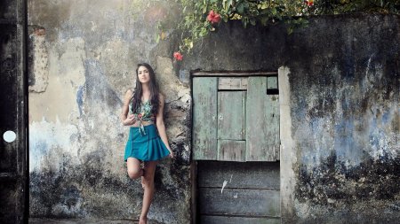 Девушка у стены