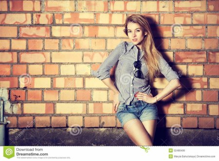 Фотосессия на фоне кирпичной стены