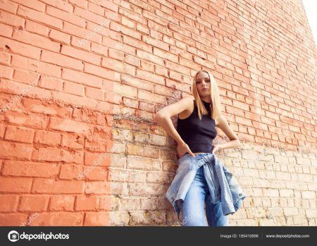 Фотосессия на фоне кирпичной стены