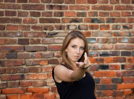 Фотосессия на фоне кирпичной стены