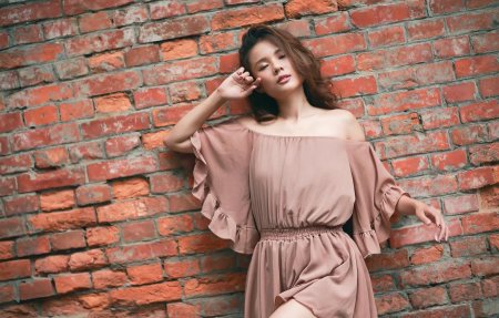 Платье с открытыми плечам