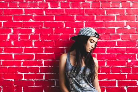 Фотосессия возле стены