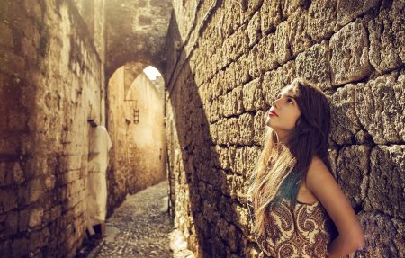 Девушка у стены