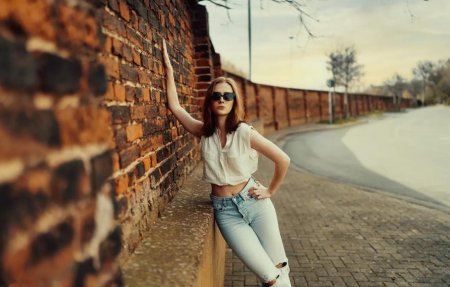 Фотосессия на фоне кирпичной стены