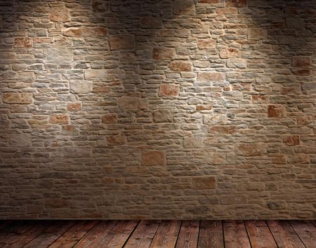 Девушка у стены