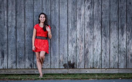 Босая девушка в Красном платье