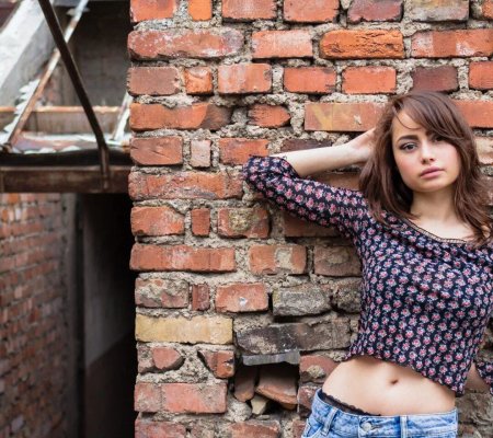 Девушка у стены