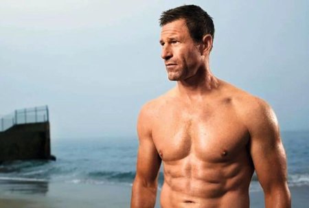 Аарон экхарт голый