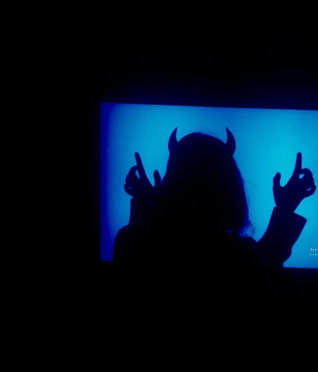 Тень девушки с рожками