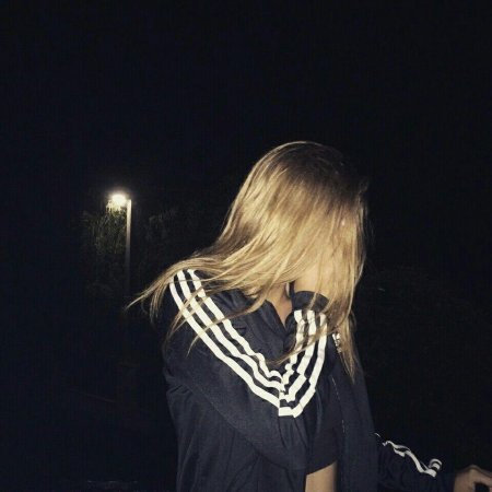 Девушка со светлыми волосами в темноте