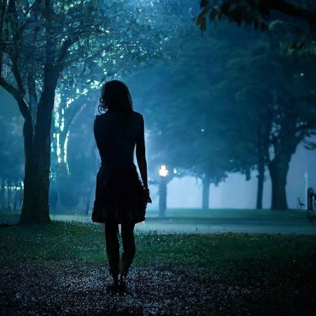 Девушка ночью