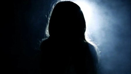 Силуэт девушки в темноте
