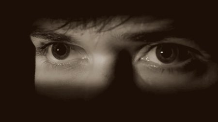 Мужские глаза в темноте