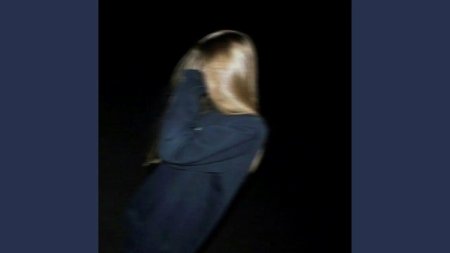 Девочка в темноте без лица