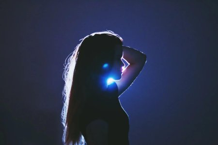 Силуэт девушки в темноте