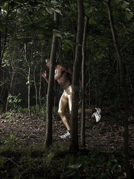 Спортсмен в лесу