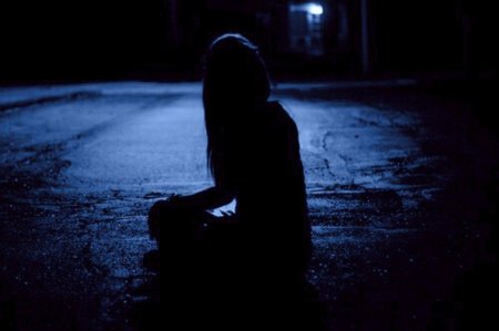 Девушка со спины ночью