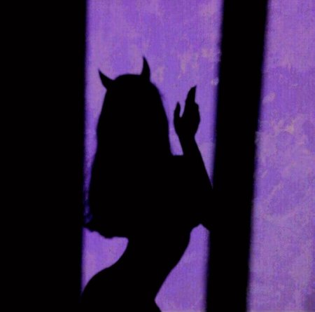 Тень девушки с рогами