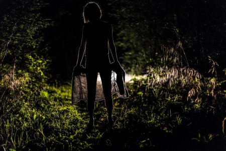 Человек в темном лесу